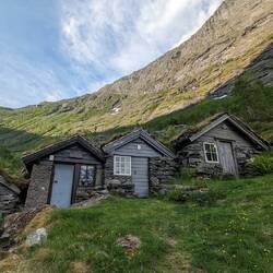 Pro Haus ein Zimmerchen mit Bett und Stuhl.