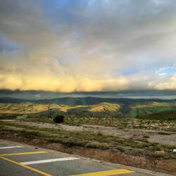 Busfahrt durchs Hochland in die Stadt runter