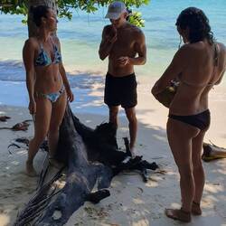 Karl&Laura knacken jeweils eine Kokosnuss. Leider ist Karls nicht mehr so fresh.