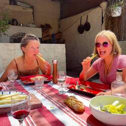 Spargel mit Händen essen