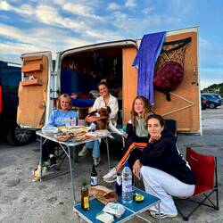 Erstrella (rechts) kennen gelernt - mega spannende Person! Daneben Marianna -enge Freundin von Leona