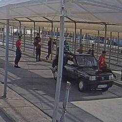 Autofahrer fährt schließlich davon, Jugendliche hängen sich ans Auto