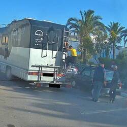 Versuchen auf das Wohnmobil zu klettern um die Dachluken zu öffnen