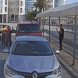 Jugendliche öffnen Tür und treten dann gegen das Auto