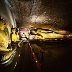 Dambulla - les grottes aux milles et un Buddhas