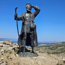 Denkmal für die Verbannten, in Lumpen, ohne Schuhe