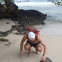 Karl findet eine lustige Frucht und öffnet sie erst....