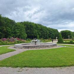 Schlosspark mit Rhododendren und Rosen