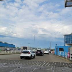 ... dann die PKW und zum Schluss die größeren Fahrzeuge.