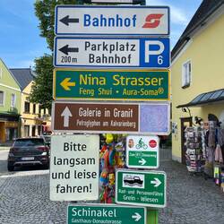 "Bitte langsam und leise fahren!" - dies muss mir mal einer zeigen auf Kopfsteinpflaster … 🫣