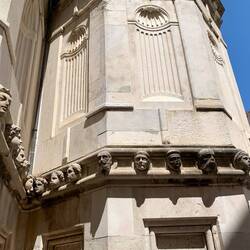 mit interessanten Details