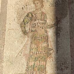 Mosaïque des muses et des chasses avec les noms grecs