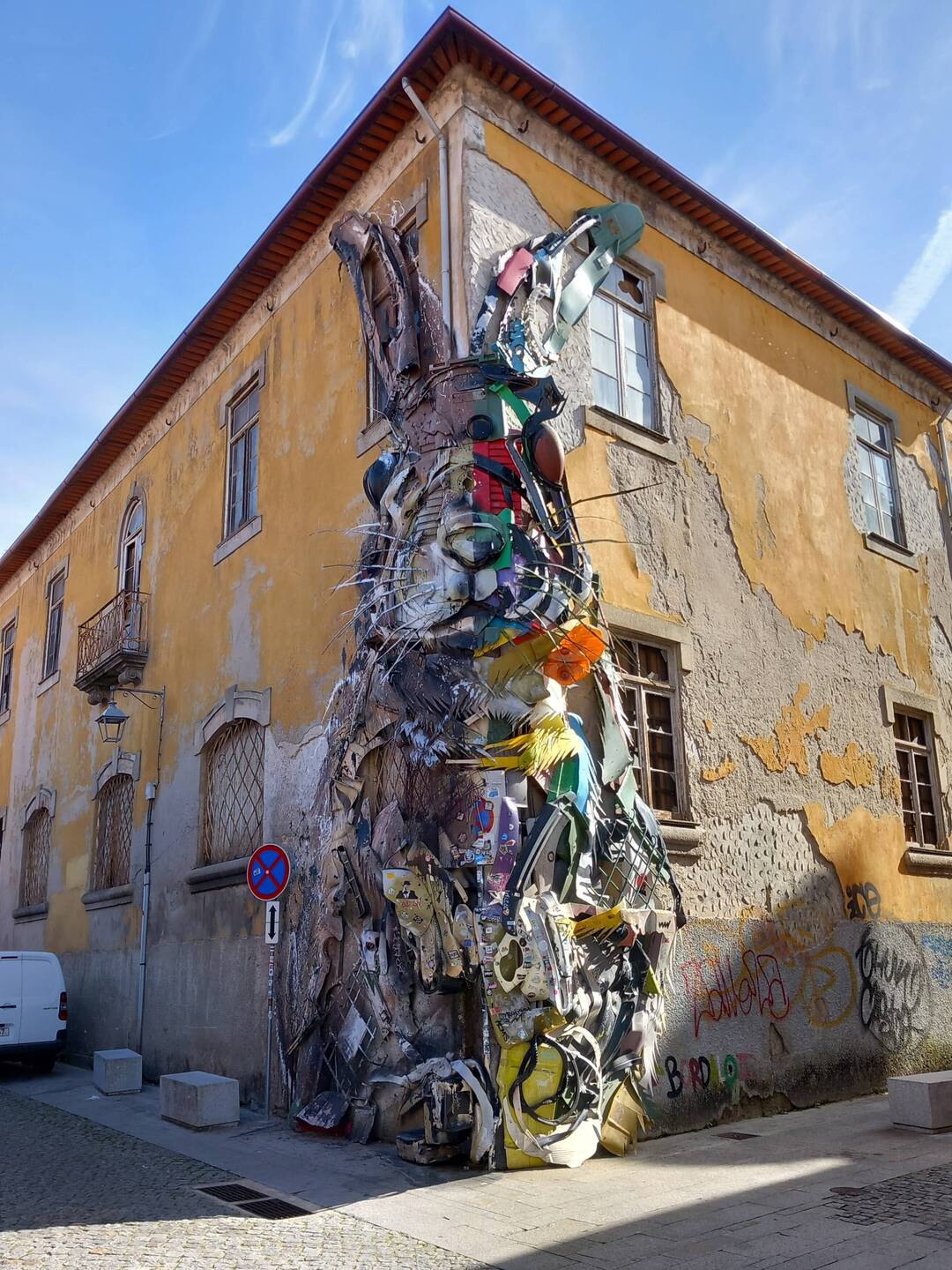 3d Kunstwerk aus Schrott und Müll