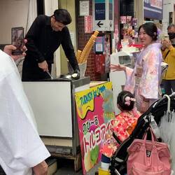 Playful vendor selling ice cream; note what customers are wearing!