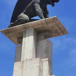 Der Gargoyle verteidigt die Brücke Richtung Barcelona
