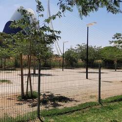 Typisch für Spanien UND Frankreich : Eingezäunten Hundespielplätze!