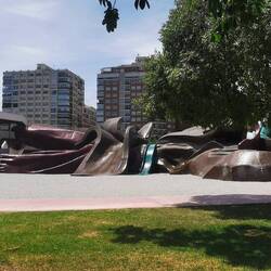 Ein liegender Goliath zum Klettern und Rutschen - innen Liliput aber leider nicht zugänglich