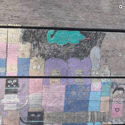 Streetart auf der Sitzgelegenheit