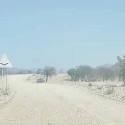 Le tracteur niveleur de routes. La meilleure rencontre que tu puisses faire en Namibie 😆