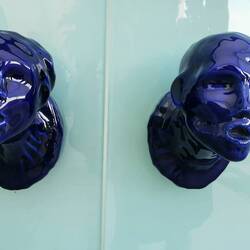 Die fehlenden Köpfe der Türgriffe im oberen Bereich