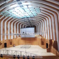 2. Saal: Bei Veranstaltungen ohne Musik kann das Dach geöffnet werden