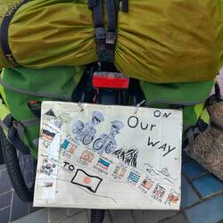 Unser Reiseschild. So können wir den Menschen zeigen, was wir machen.