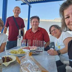 Mike et M-A nous rejoignent sur l'île... Nous profitons de notre terrasse. Belle gang!