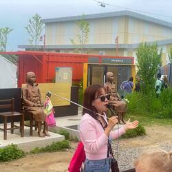 Grace, mit ihrer Puppe Mini-Grace