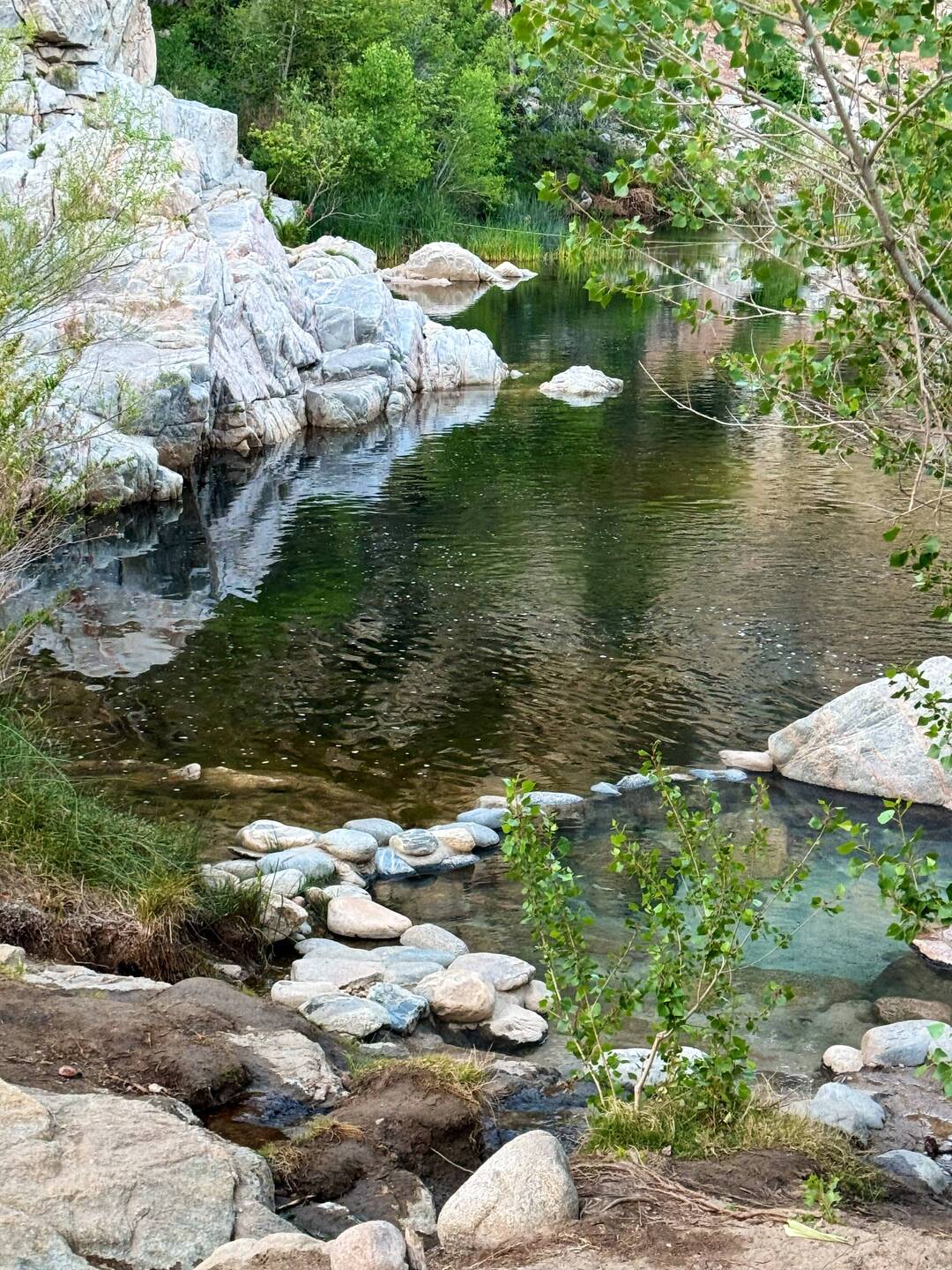 Rechts von Steinen eingerahmt einer der warmen Becken