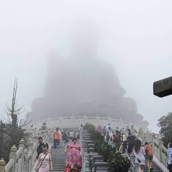 Der große Buddha hüllt sich in Unnahbarkeit