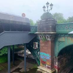 Kevinbridge w/ river under & over the station