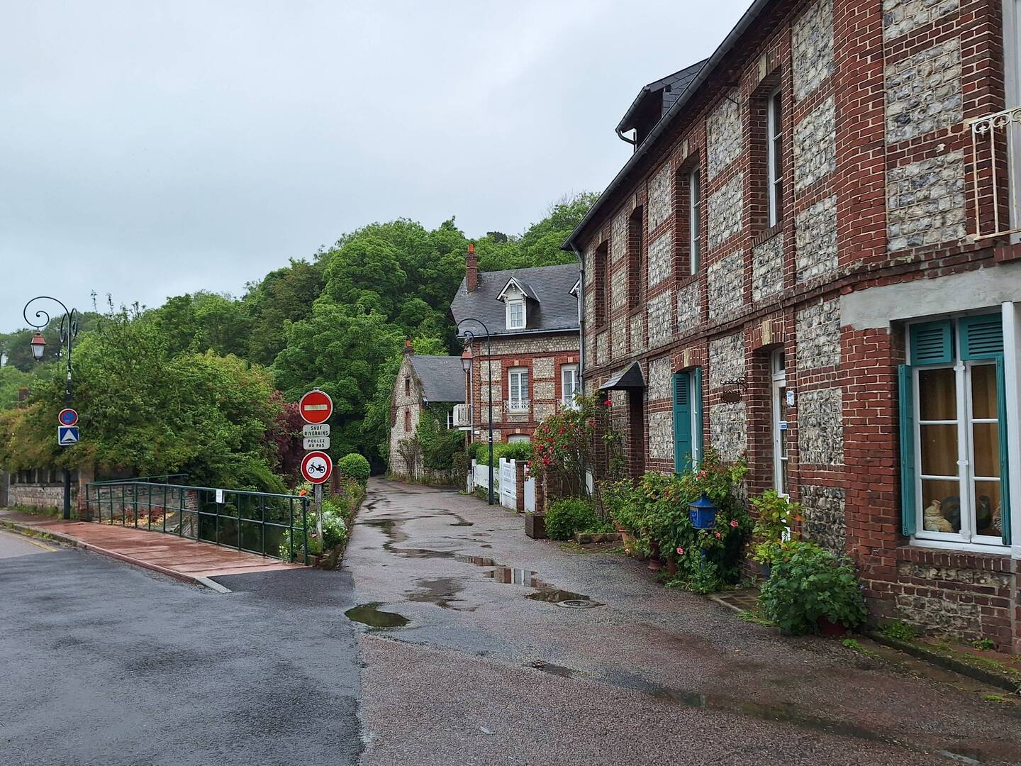 Fassaden: Ziegel mit Feuerstein