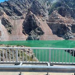 Marmorera gibt es auch in der 🇹🇷. Bei genauer Betrachtung sieht man den Spitz der Moschee 🕌.