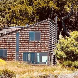 Die Sea Ranch, alle Gebäude sind mit lokalem Redwood verkleidet