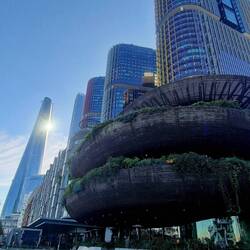 spannende Buildings am Hafen entlang