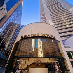 kleines unscheinbares Theater