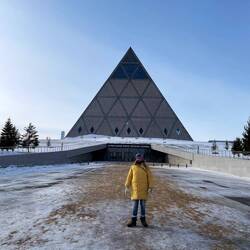 Die Pyramide der Weltreligionen und Ethnien des Landes