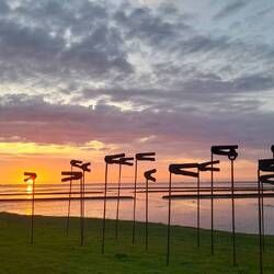 Das Kunstwerk heißt "Windhosen"