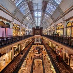 Es gibt 2 Uhren, die Great Glock zeigt 33 Bilder australischer Geschichte