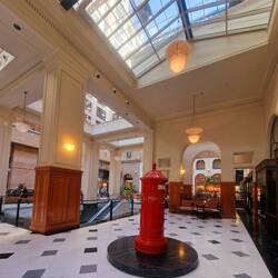 Alte rote Post Säulen zieren den prächtigen Innenhof mit schönen Restaurants und Glasdach