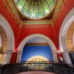 Farbenfrohe Kuppel und Fenster