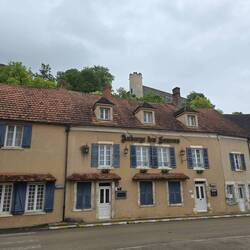 Hotel and restaurant in the middle of the lower village with the Château above