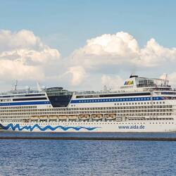 Dieses riesige Kreuzfahrtschiff liegt direkt gegenüber von unserem Campingplatz