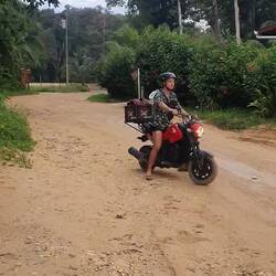 Boys will be boys.. Plantschen mit dem Moped 😄