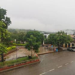 Morgens beim Blick aus dem Hotel: Regen