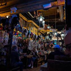 Lustige Kneipe in Victoria (Ja das sind BH's)