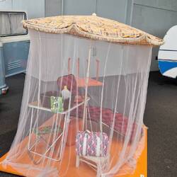 Genial, Mücken Schutz für den Sonnenschirm. Muss ich haben.