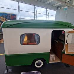 Dach ist abnehmbar und gleichzeitig ein Ruderboot