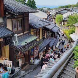 Gässchen durch Ninenzaka und Sannenzaka hoch zum Kiyomizu-Tempel.