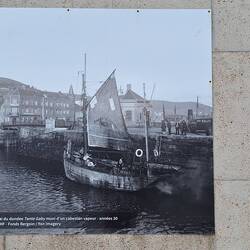 Alte Fotos an den früheren Fischfabriken